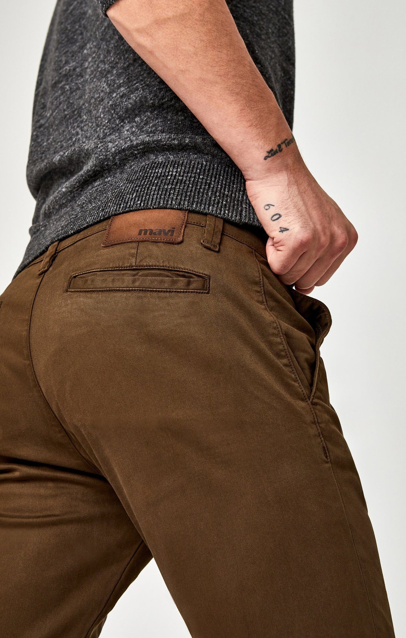 JOHNNY SLIM CHINO IN BROWN TWILL - Mavi Jeans