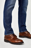 MARCUS SLIM STRAIGHT LEG IN DARK BRUSHED WILLIAMSBURG - Mavi Jeans