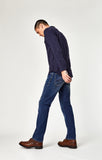 MARCUS SLIM STRAIGHT LEG IN DARK BRUSHED WILLIAMSBURG - Mavi Jeans