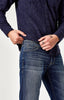 MARCUS SLIM STRAIGHT LEG IN DARK BRUSHED WILLIAMSBURG - Mavi Jeans