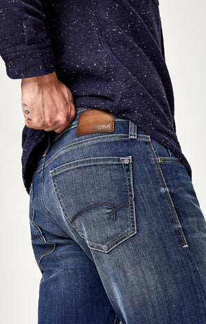 MARCUS SLIM STRAIGHT LEG IN DARK BRUSHED WILLIAMSBURG - Mavi Jeans