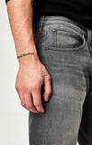 JAKE SLIM LEG IN GREY DISTRESSED WILLIAMSBURG - Mavi Jeans