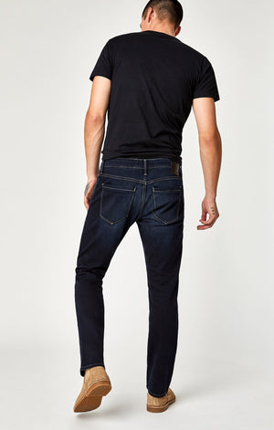 MARCUS SLIM STRAIGHT LEG IN RINSE BRUSHED STANFORD - Mavi Jeans