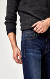 MARCUS SLIM STRAIGHT LEG IN DEEP SOFT MOVE - Mavi Jeans