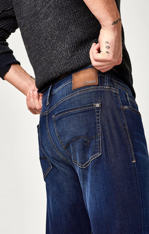 MARCUS SLIM STRAIGHT LEG IN DEEP SOFT MOVE - Mavi Jeans