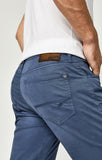 ZACH STRAIGHT LEG IN VINTAGE INDIGO SATEEN TWILL - Mavi Jeans