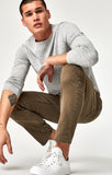 JAKE SLIM LEG IN KHAKI WASHED COMFORT - Mavi Jeans