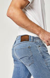 JAKE SLIM LEG IN LT INDIGO WILLAMSBURG - Mavi Jeans