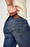 ZACH STRAIGHT LEG IN DARK BRUSHED STANFORD - Mavi Jeans