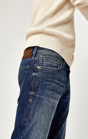 ZACH STRAIGHT LEG IN DARK BRUSHED STANFORD - Mavi Jeans