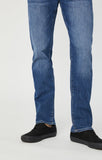ZACH STRAIGHT LEG IN DARK INDIGO WILLIAMSBURG - Mavi Jeans