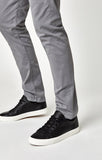 EDWARD CHINO IN STONE GREY TWILL - Mavi Jeans