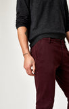 JOHNNY SLIM CHINO IN BURGUNDY TWILL - Mavi Jeans