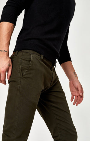 JOHNNY SLIM CHINO IN DARK GREEN TWILL - Mavi Jeans