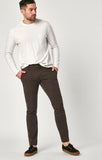 JOHNNY SLIM CHINO IN BLACK COFFEE SATEEN - Mavi Jeans