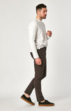 JOHNNY SLIM CHINO IN BLACK COFFEE SATEEN - Mavi Jeans