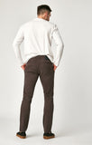 JOHNNY SLIM CHINO IN BLACK COFFEE SATEEN - Mavi Jeans