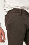 JOHNNY SLIM CHINO IN BLACK COFFEE SATEEN - Mavi Jeans