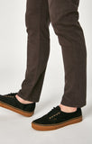 JOHNNY SLIM CHINO IN BLACK COFFEE SATEEN - Mavi Jeans
