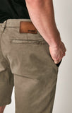MATTEO SHORTS IN DUSTY OLIVE SATEEN TWILL - Mavi Jeans