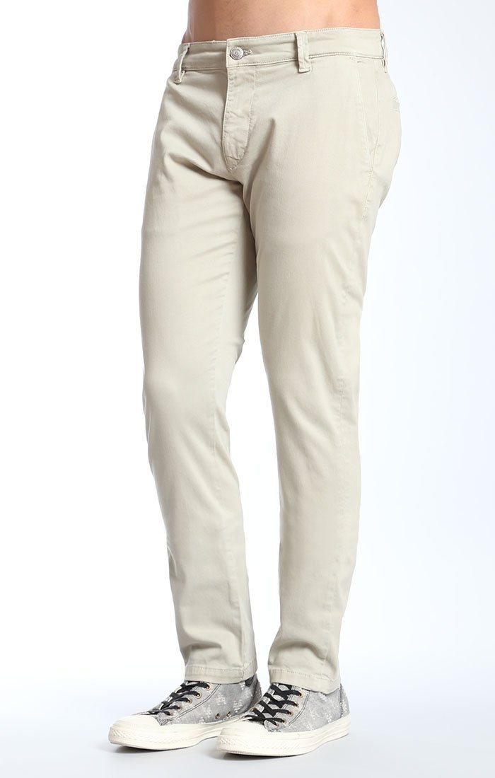 JOHNNY SLIM LEG CHINO IN DESERT SAGE TWILL - Mavi Jeans