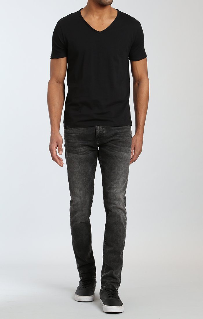 BASIC V-NECK TEE IN BLACK - Mavi Jeans