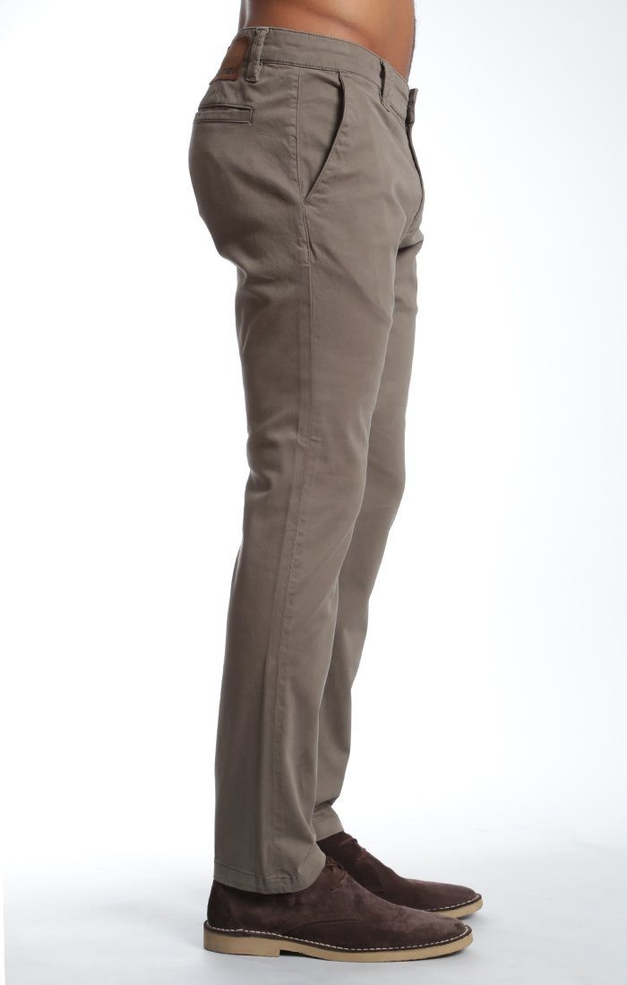 JOHNNY SLIM LEG CHINO IN DUSTY OLIVE TWILL - Mavi Jeans