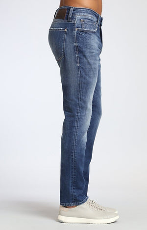 MARCUS SLIM STRAIGHT LEG IN MID DISTRESSED AUTHENTIC - Mavi Jeans