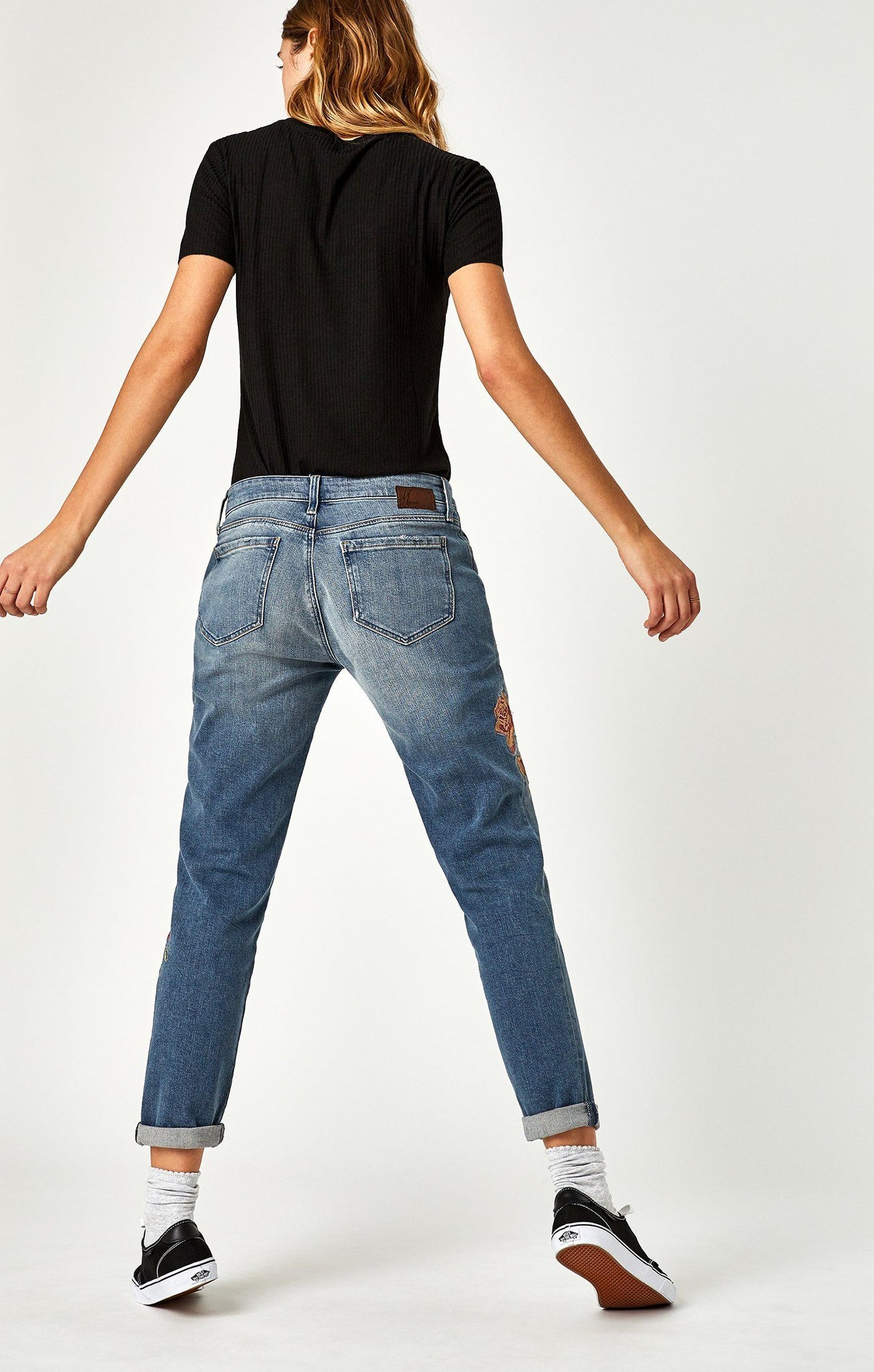 ADA BOYFRIEND IN MID ROSE EMBROIDERY - Mavi Jeans