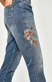 ADA BOYFRIEND IN MID ROSE EMBROIDERY - Mavi Jeans