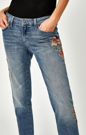 ADA BOYFRIEND IN MID ROSE EMBROIDERY - Mavi Jeans