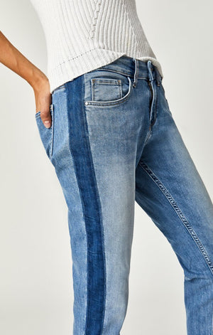 ADA BOYFRIEND IN MID INDIGO BLOCKING - Mavi Jeans