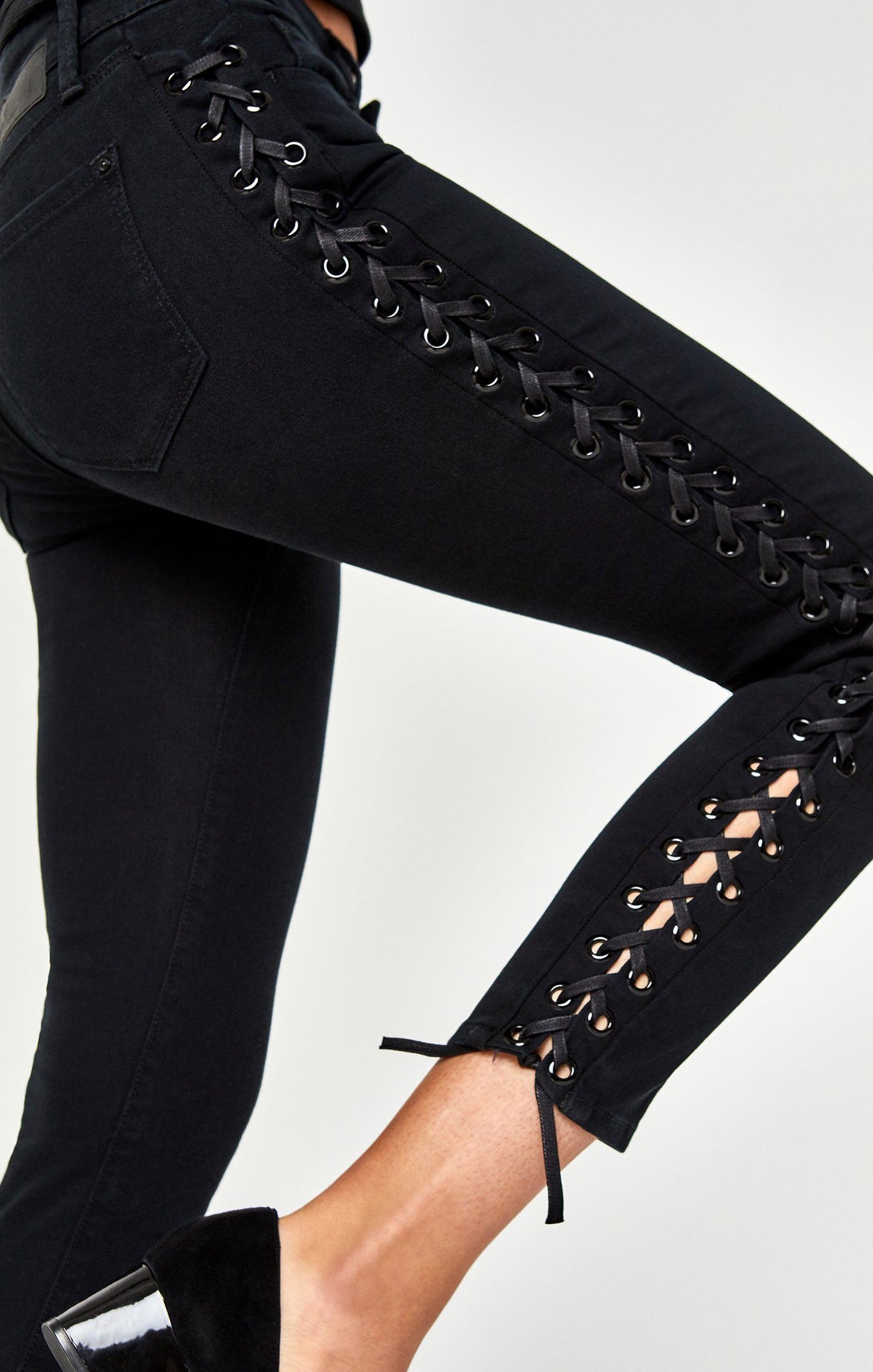 ADRIANA ANKLE SUPER SKINNY IN BLACK EYELET - Mavi Jeans