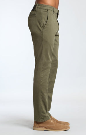 EDWARD CHINO IN OLIVE TWILL - Mavi Jeans