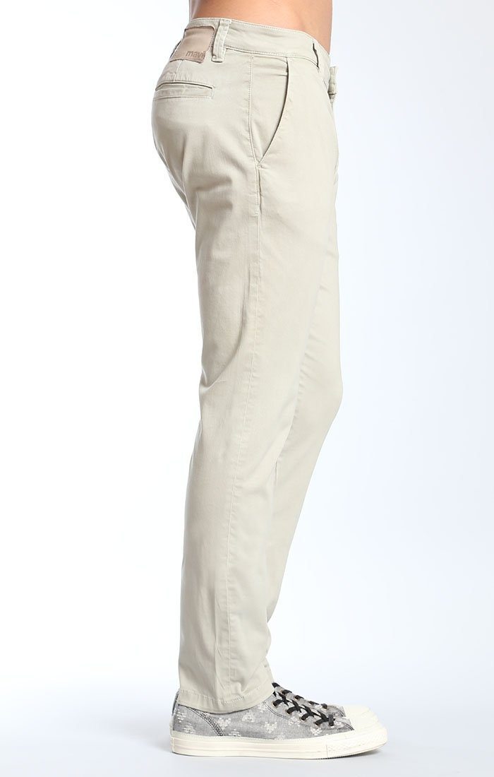 JOHNNY SLIM LEG CHINO IN DESERT SAGE TWILL - Mavi Jeans