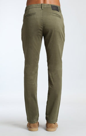 EDWARD CHINO IN OLIVE TWILL - Mavi Jeans