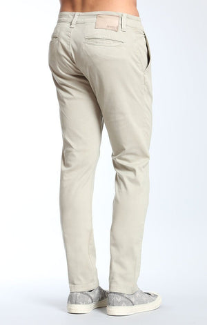 JOHNNY SLIM LEG CHINO IN DESERT SAGE TWILL - Mavi Jeans