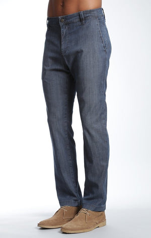 EDWARD CHINO IN DARK CHAMBRAY - Mavi Jeans